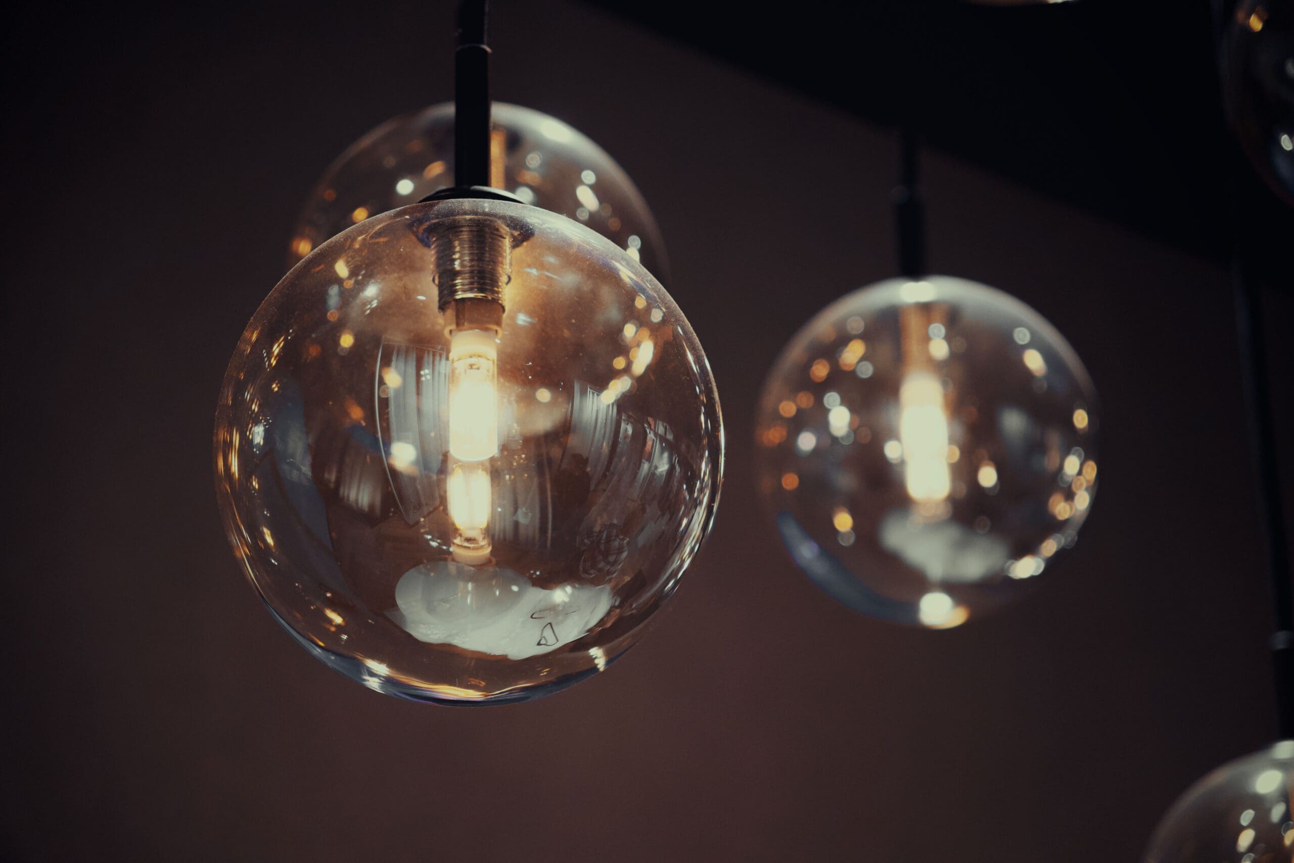 Modern pendant lights and colour temperature comparison showing warm white (2700K), soft white (3000K), neutral white (3500K), daylight (4000K), and cool white (5000K) lighting for home interiors.